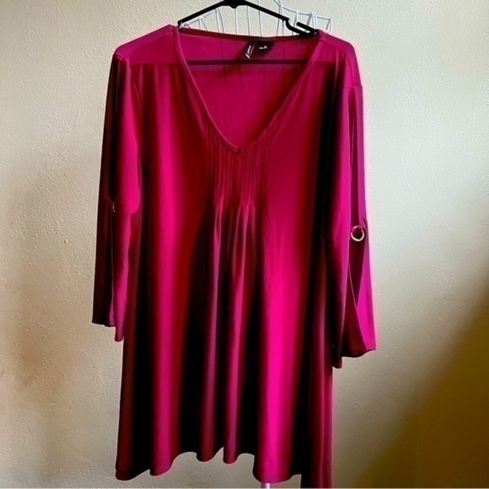 New Directions magenta top w/slit sleeves. Size XL. EUC.